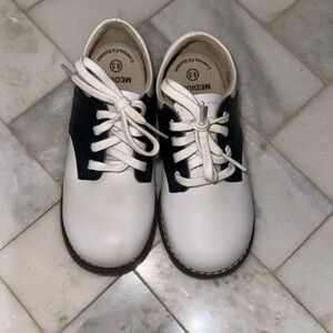 Footmates Cheer white and navy saddle shoes - Size 9.5 Excellent Condition